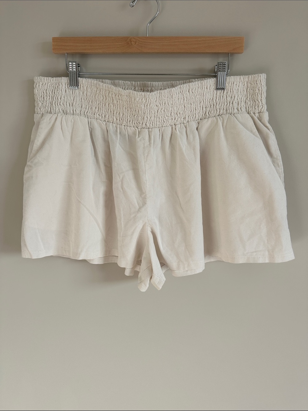 Wild Fable Women's Cream Elastic Waist Pull-On Shorts